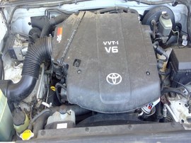 2006 TOYOTA TACOMA, WHITE, SR5, PRE-RUNNER, CREW CAB, 4.0L, AT, 2WD.  Z26370